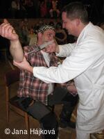 Obecní ples - ordinace uprostřed vesnice